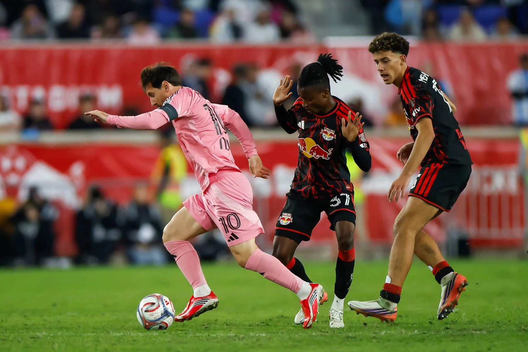 Lionel Messi (số 10, áo hồng) đi bóng trong trận Inter Miami gặp New York Red Bulls ở MLS tại New York, Mỹ ngày 24/10/2026