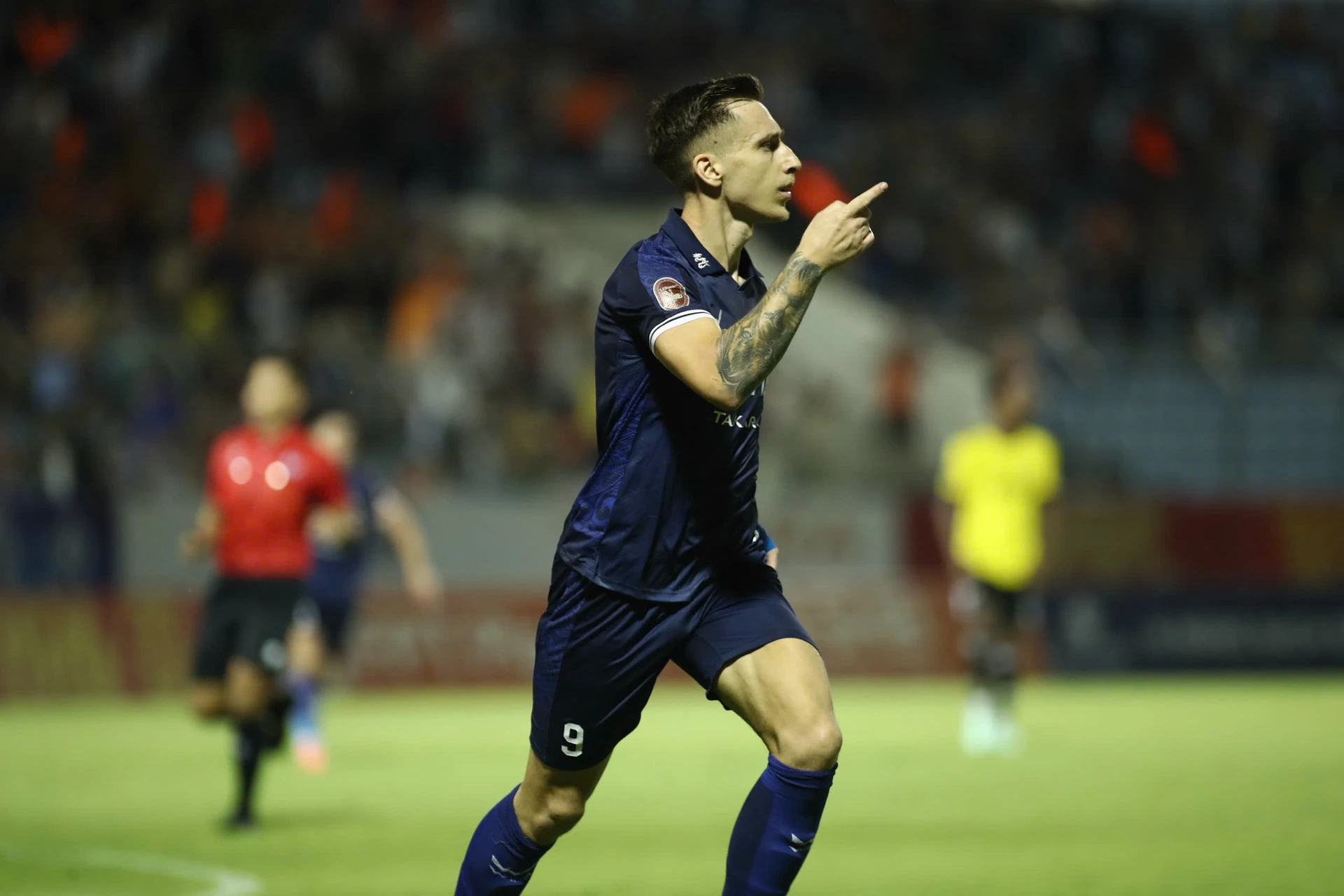 Striker Ivan Saponjic celebrates scoring for SHB Đà Nẵng against Hà Nội FC in round 5 of the 2026-27 V-League