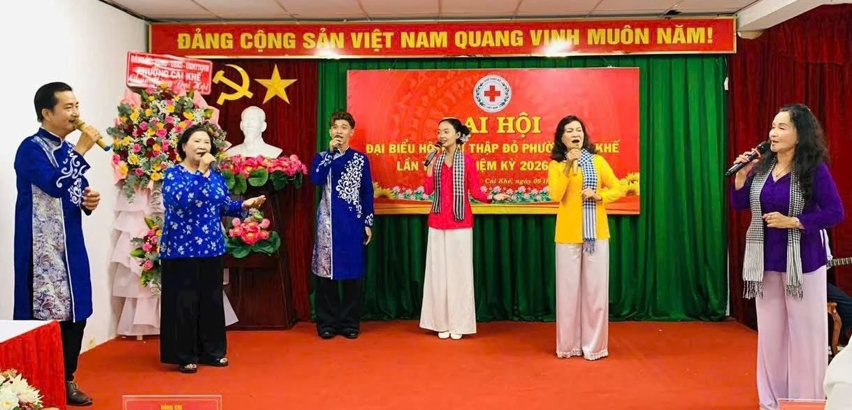 Một tiết mục của Câu lạc bộ Đờn ca tài tử – Sân khấu Cải lương phường Cái Khế, Cần Thơ.