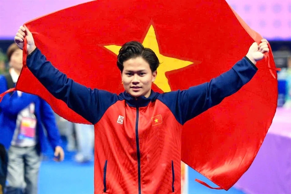 Nguyễn Văn Khánh Phong holds up Vietnam's national flag.