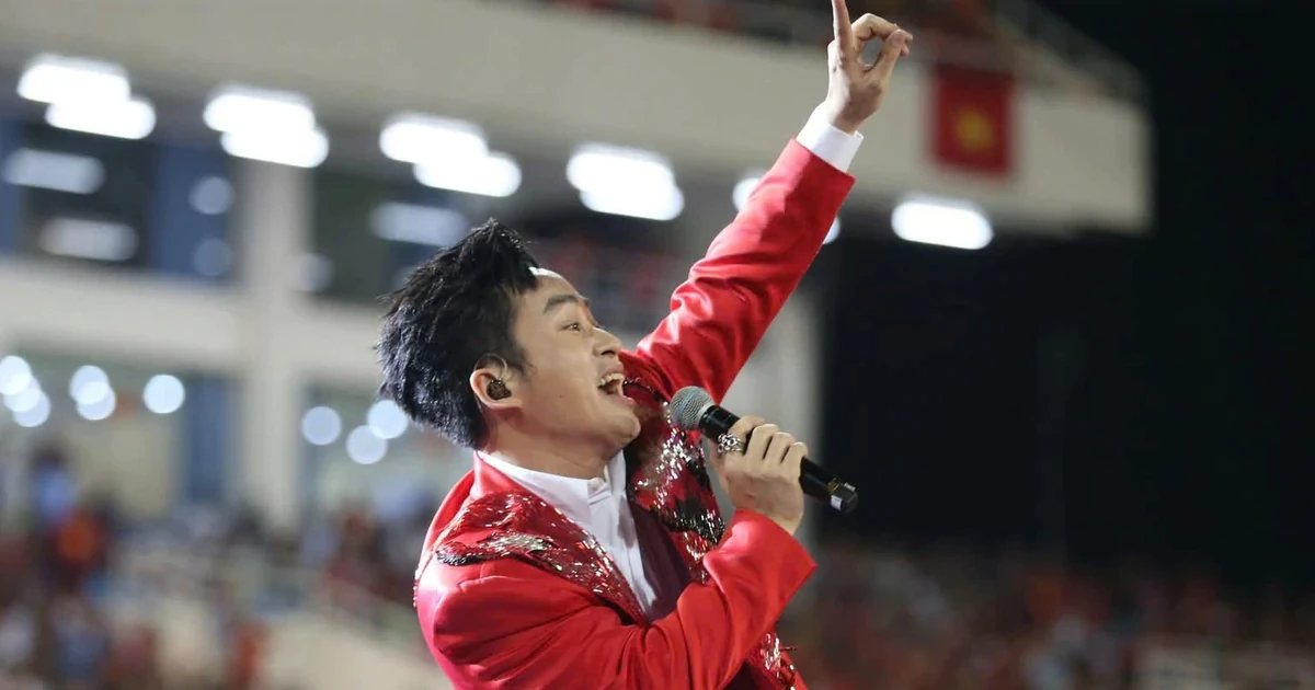Singer Tùng Dương performing with a microphone