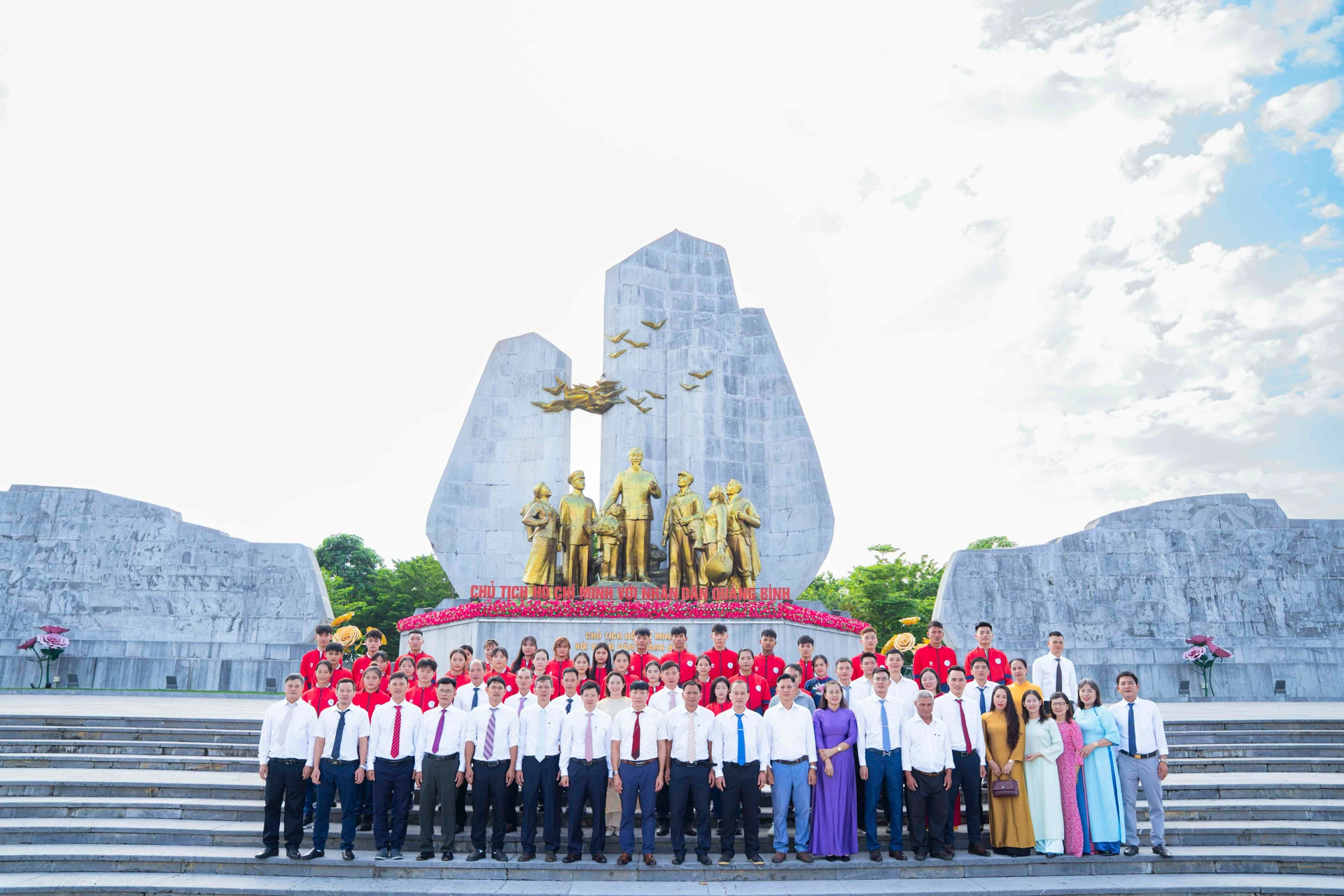 Đoàn thể thao tỉnh Quảng Trị chụp ảnh tập thể trước một tượng đài trước khi dự Đại hội Thể thao toàn quốc lần thứ X.