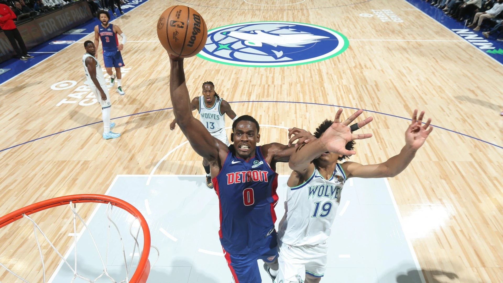 Jalen Duren tấn công rổ trong trận Pistons gặp Timberwolves.