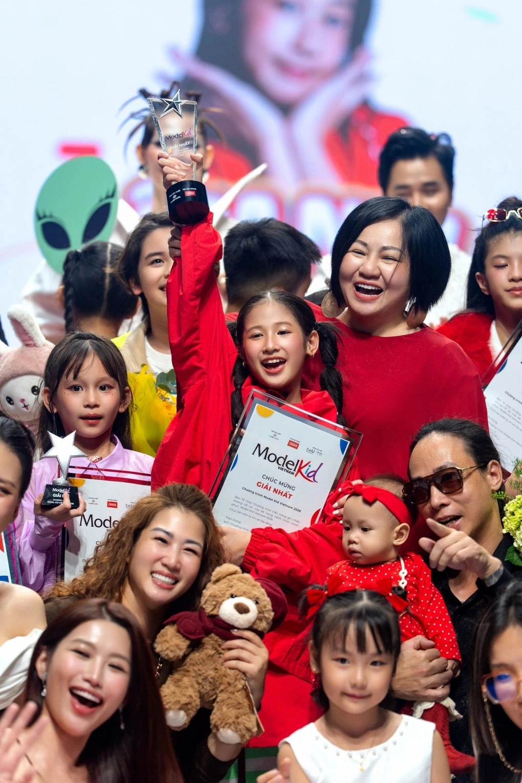 Lâm Nhi nâng cúp chiến thắng Model Kid Vietnam.
