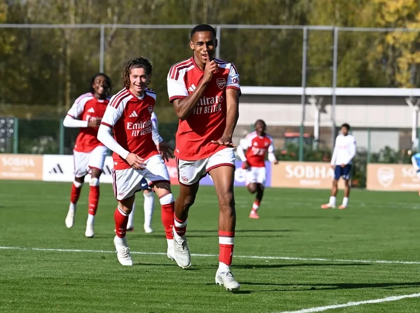 Các cầu thủ Arsenal U18 ăn mừng trước Tottenham U18.