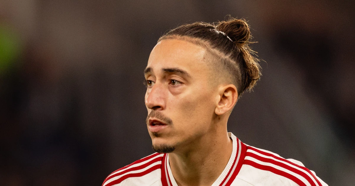 Kostas Tsimikas trong ảnh Liverpool đăng cùng chia sẻ về lần đeo băng đội trưởng.