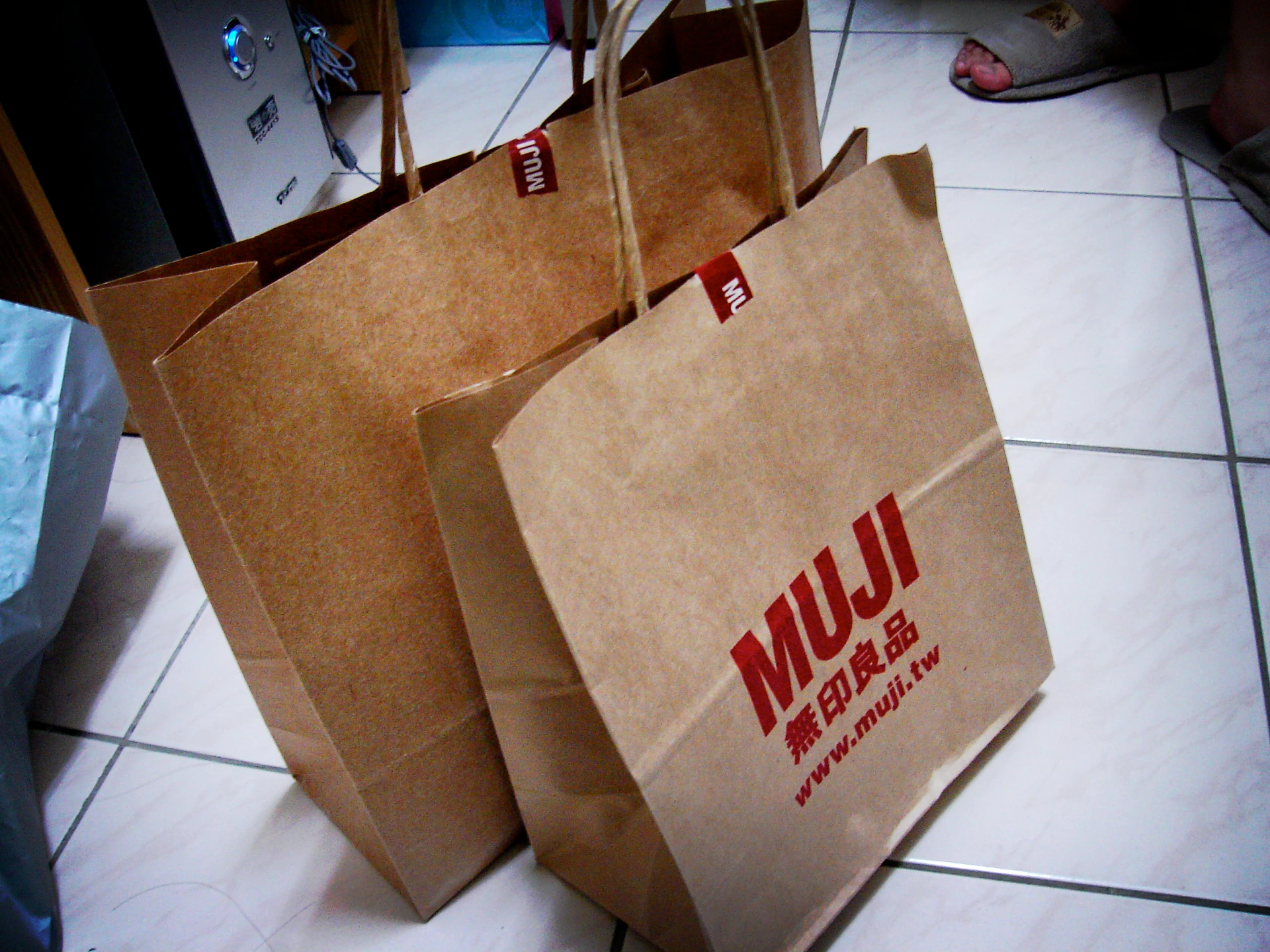 Ảnh tư liệu minh họa: túi giấy Muji chụp ngày 31/7/2006; không phải sản phẩm của doanh nghiệp Việt Nam trong vụ rà soát thuế.