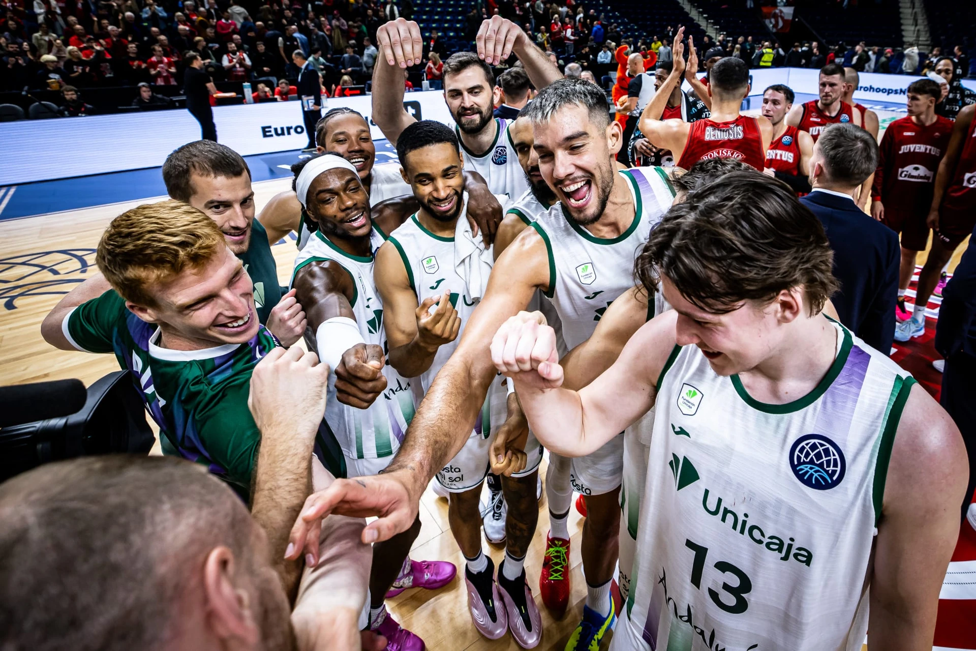 Các cầu thủ Unicaja trong ảnh FIBA dùng cùng hướng dẫn Fantasy Gameday 2.
