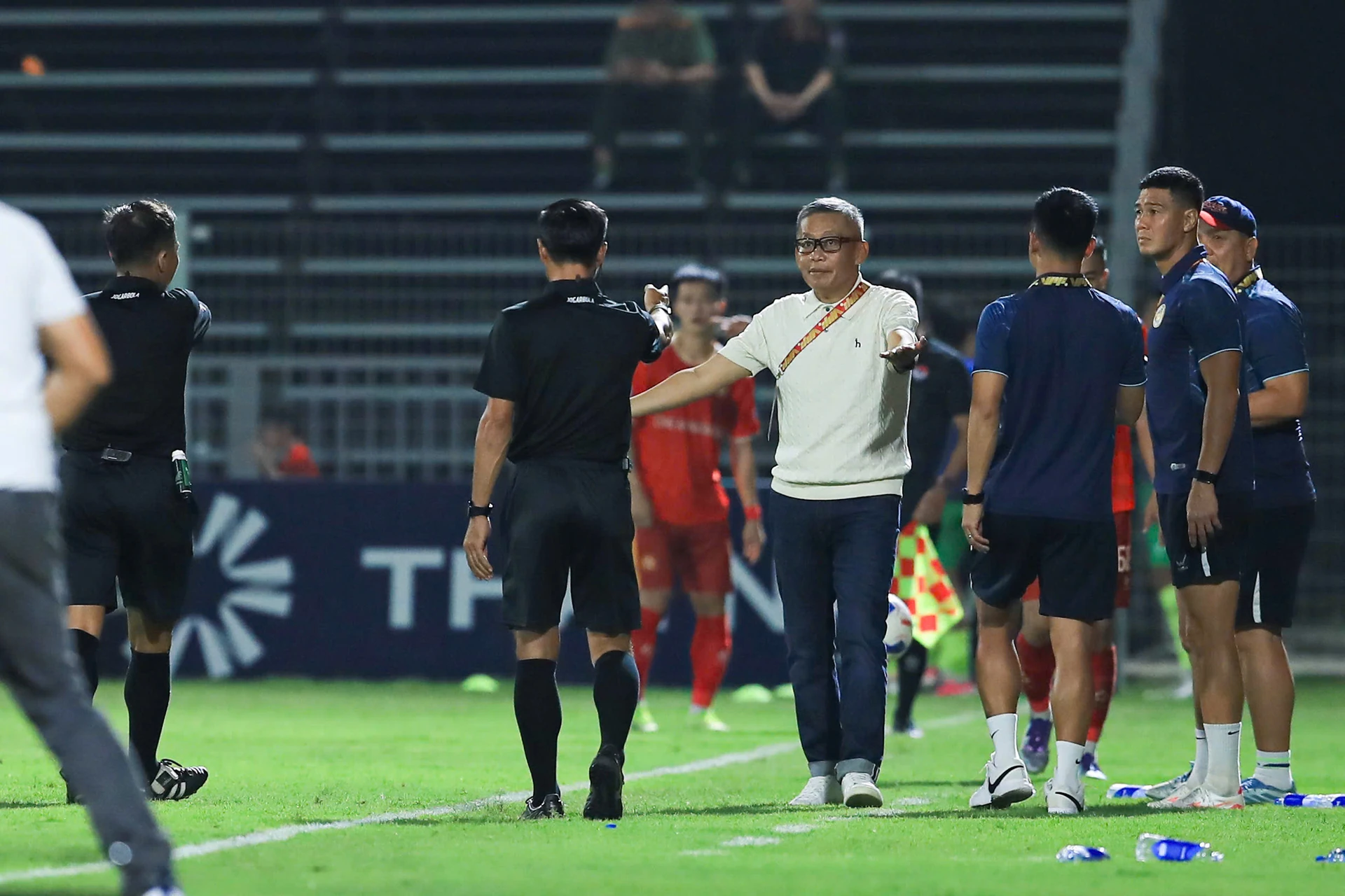 Hưng Yên coach Bùi Đoàn Quang Huy on the touchline during last week's match against Công an Nhân dân