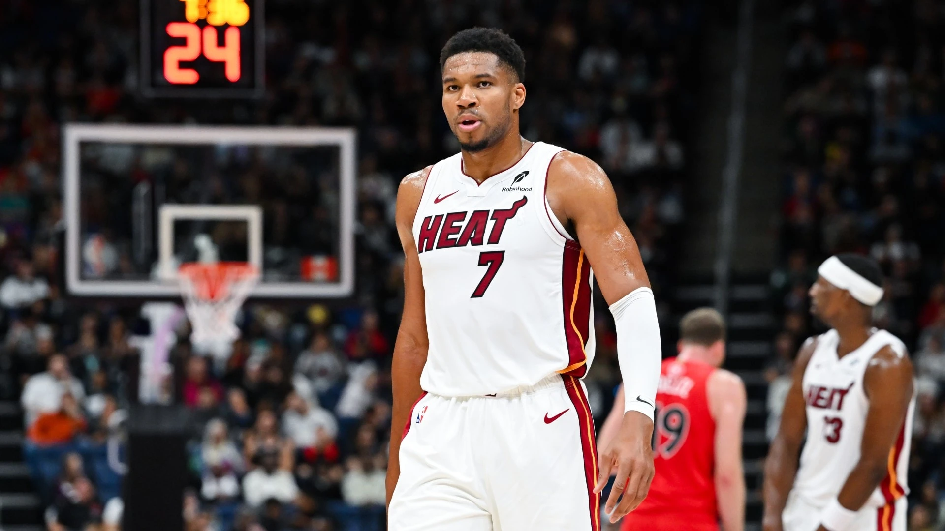 Giannis Antetokounmpo trong trận tiền mùa giải của Miami Heat.