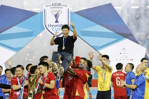HLV Kim Sang-sik được các thành viên đội tuyển Việt Nam tung lên trong lễ ăn mừng chức vô địch. Ảnh tư liệu.