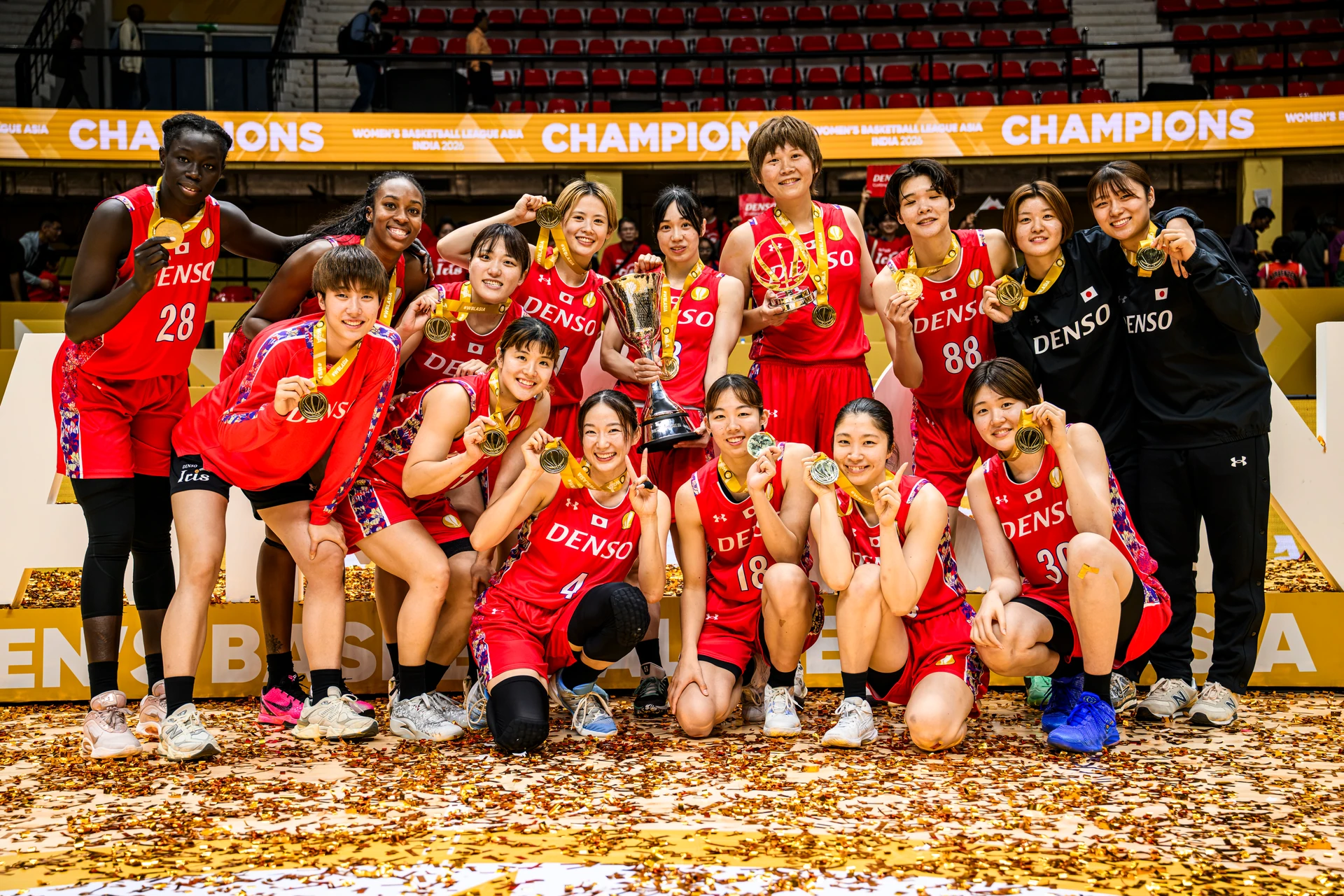 Các cầu thủ Denso Iris cùng cúp và huy chương ăn mừng chức vô địch FIBA Women's Basketball League Asia 2026 sau trận chung kết với Sichuan Yuanda Meile