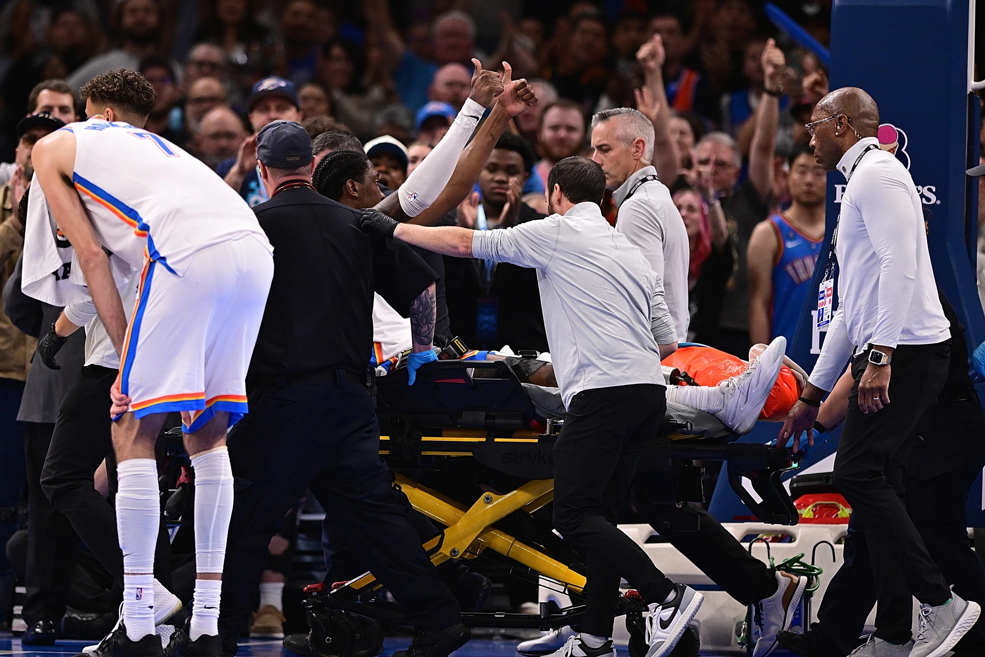 Jalen Williams của Oklahoma City Thunder được đưa ra khỏi sân bằng cáng sau chấn thương chân trong trận gặp Clippers.