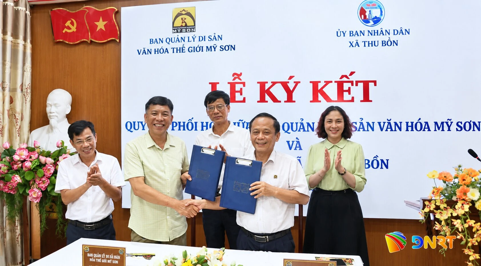 Representatives of the My Son management board and Thu Bon commune sign a coordination agreement.
