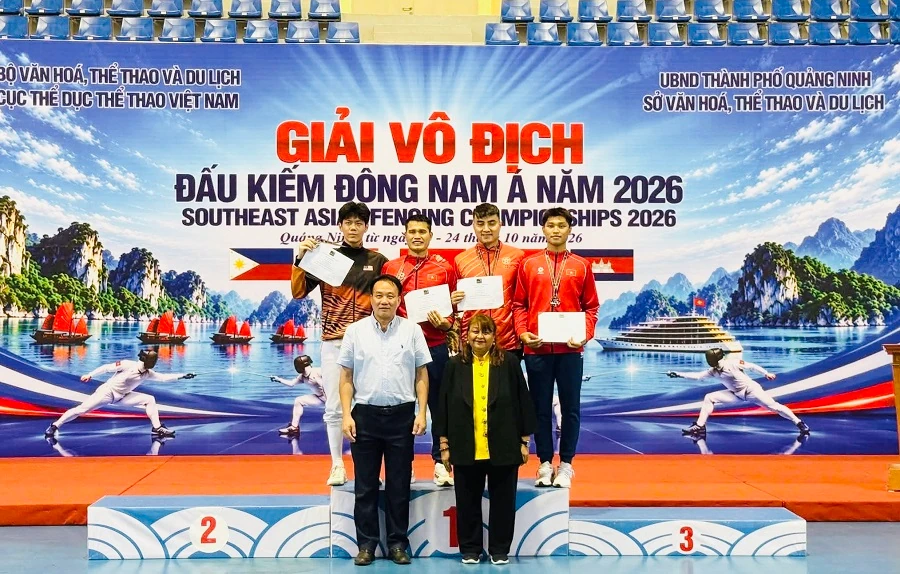 Các kiếm thủ có thành tích cao nhất nội dung kiếm chém cá nhân nam trên bục nhận huy chương tại Quảng Ninh.