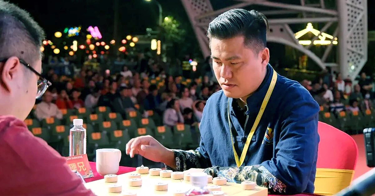 Kỳ thủ cờ tướng Lại Lý Huynh trong một ván đấu.