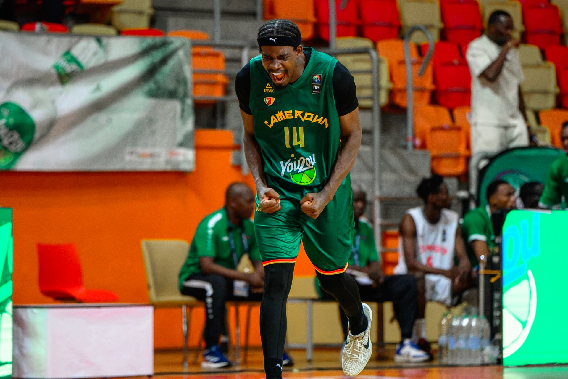 Một cầu thủ Cameroon ăn mừng trong ảnh FIBA kèm báo cáo trận gặp Congo.