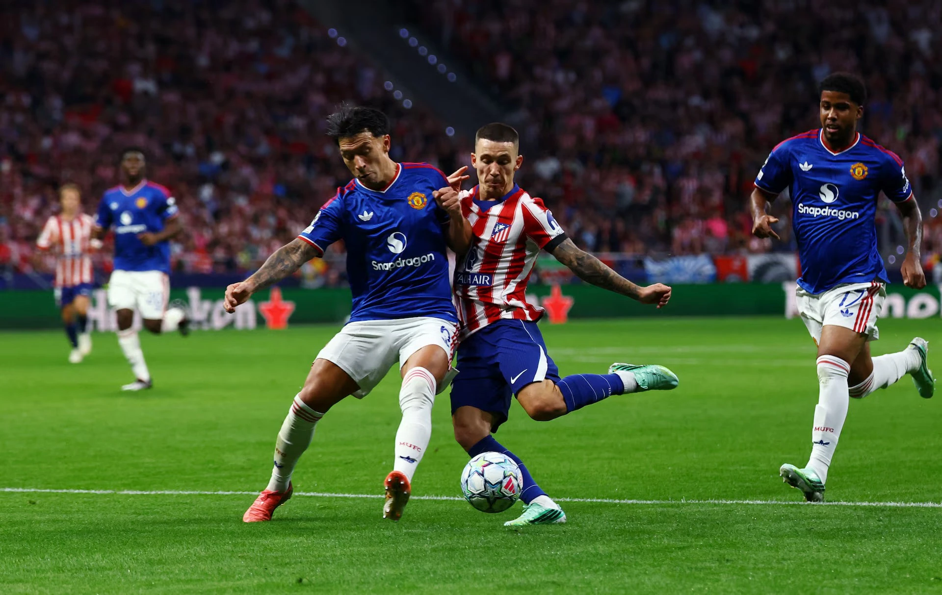 Lisandro Martínez, bên trái, thi đấu trước Atlético trong ảnh Reuters được bài phỏng vấn sử dụng.