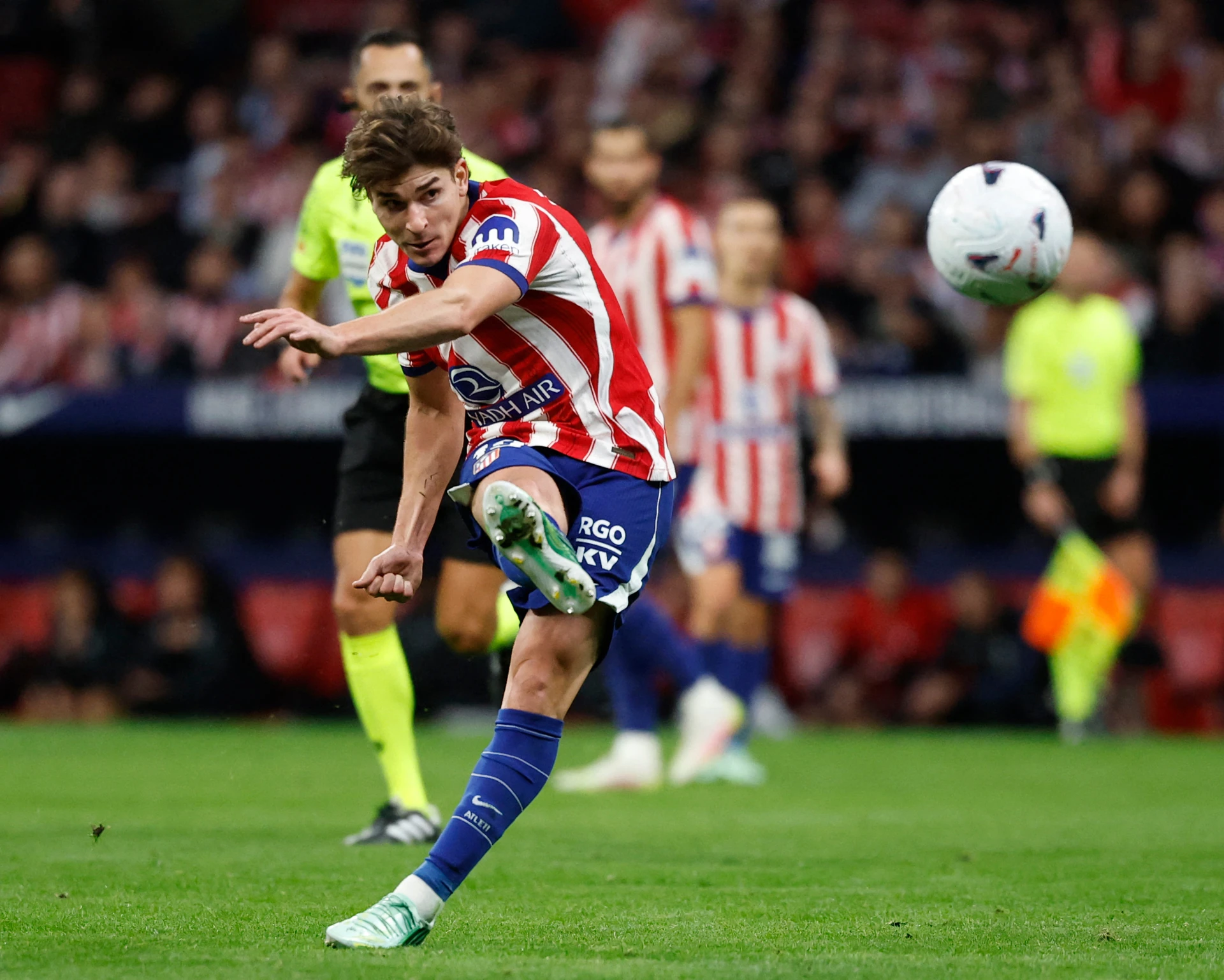 Julián Álvarez sút bóng trong màu áo Atlético Madrid.