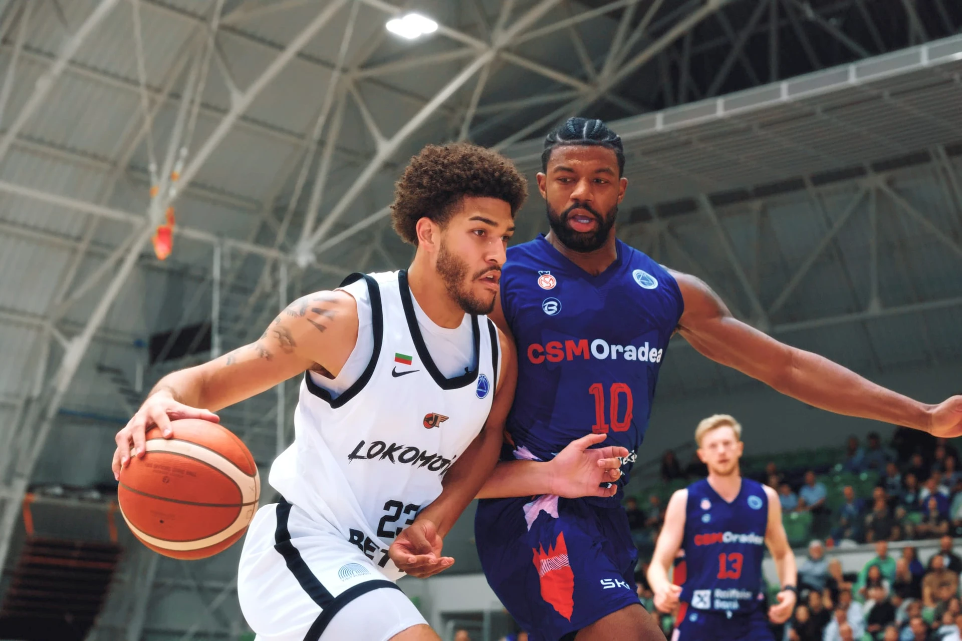 Lokomotiv Plovdiv, áo trắng, gặp CSM Oradea trong ảnh FIBA.
