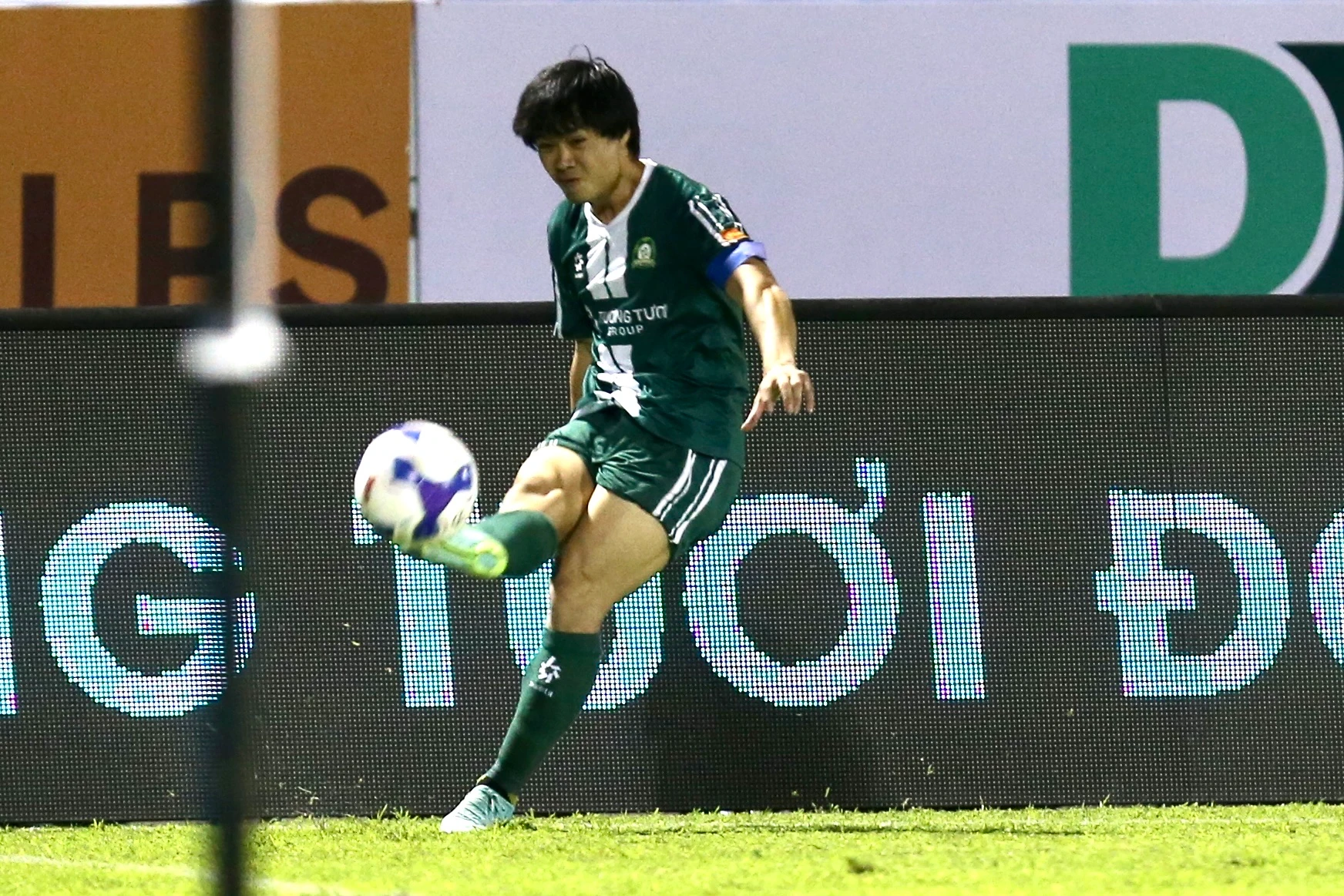 Ảnh tư liệu: Công Phượng (áo xanh) của TP. Đồng Nai chuyền bóng trong một trận V.League