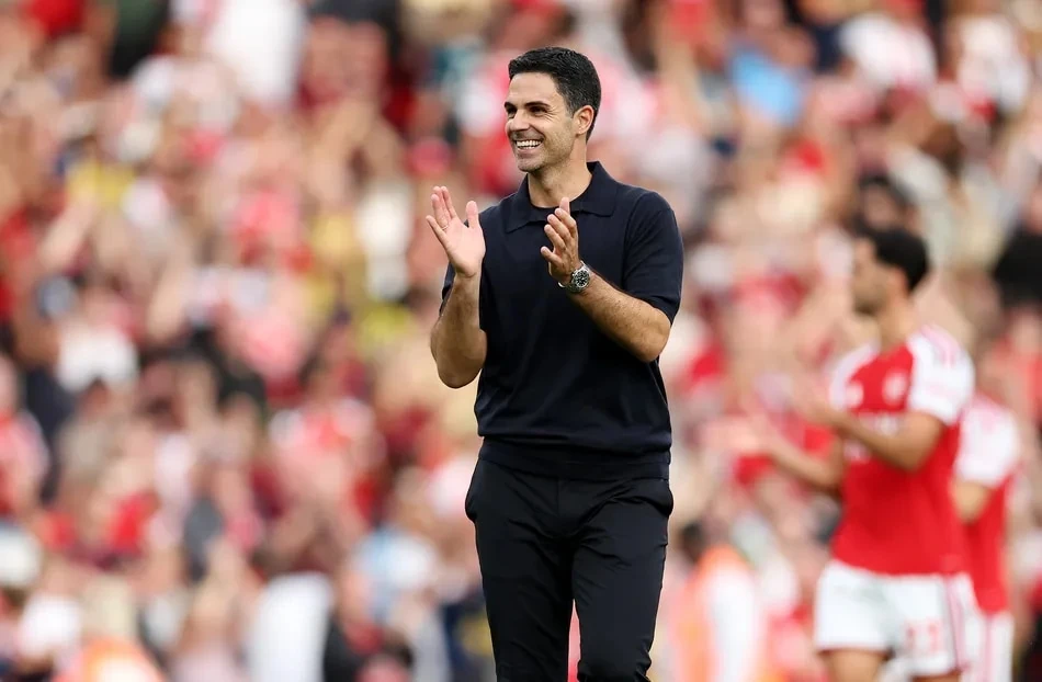 Mikel Arteta vỗ tay bên sân trong ảnh Arsenal đăng cùng bài nói về tình yêu bóng đá.