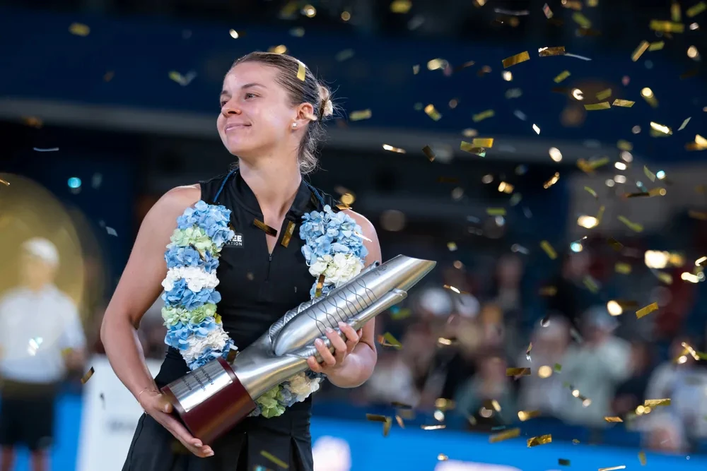 Maja Chwalińska with the Wuhan Open trophy in the photograph used by SGGP.