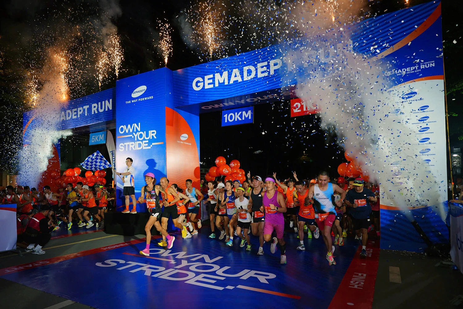 Runners set off under the Gemadept Run 2026 start arch in Phú Mỹ Hưng, Ho Chi Minh City; more than 4,500 people ran the 5 km, 10 km and 21 km races