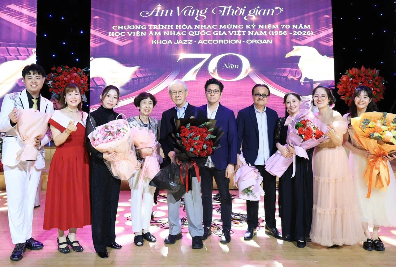 Các nghệ sĩ tại chương trình Âm vang thời gian mừng 70 năm Học viện Âm nhạc Quốc gia Việt Nam.