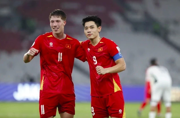 Đình Bắc and Williams Minh Hoàng in Vietnam colours, in a file photograph.