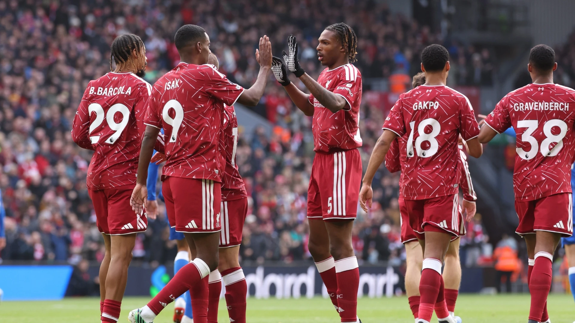 Các cầu thủ Liverpool, trong đó có Isak (số 9), Gakpo (số 18) và Gravenberch (số 38), đập tay ăn mừng trong trận gặp Brighton tại Anfield ngày 25/10/2026