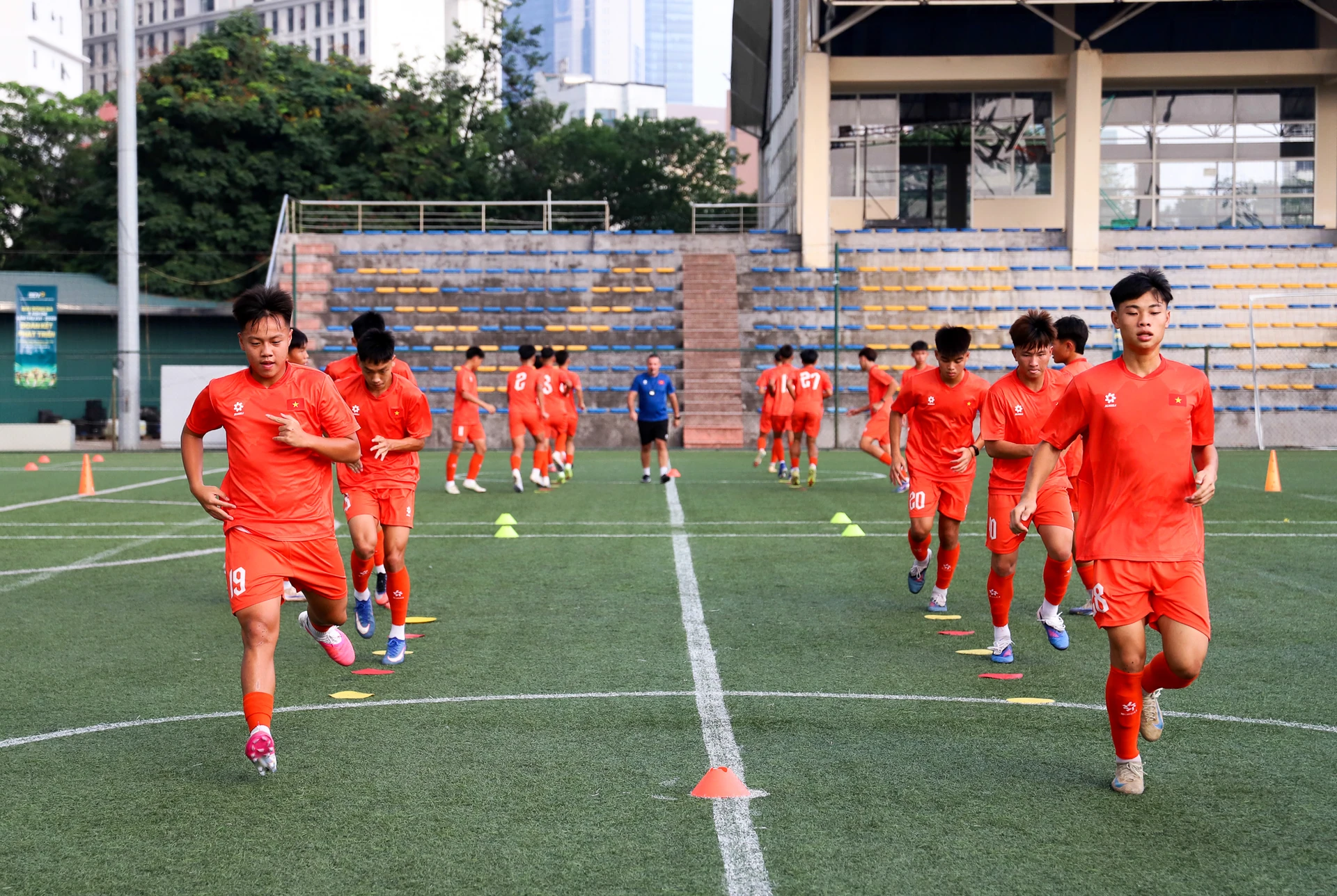 Các cầu thủ U15 Việt Nam khởi động trên sân tập.