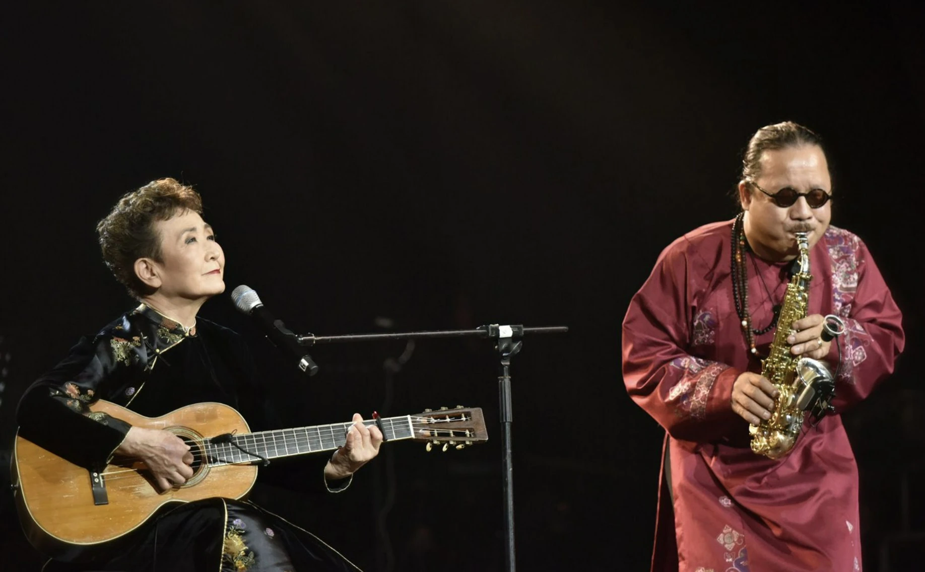 Tokiko Kato, bên trái, biểu diễn cùng Trần Mạnh Tuấn trong một lần đến Việt Nam trước đây.