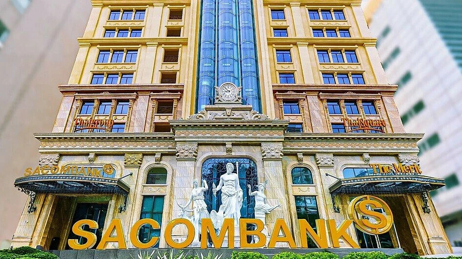 Tòa nhà mang biển hiệu Sacombank cỡ lớn trên mặt tiền.