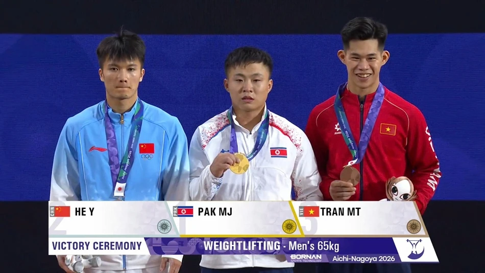 Trần Minh Trí trên bục nhận huy chương đồng cử tạ nam 65kg tại ASIAD 2026.