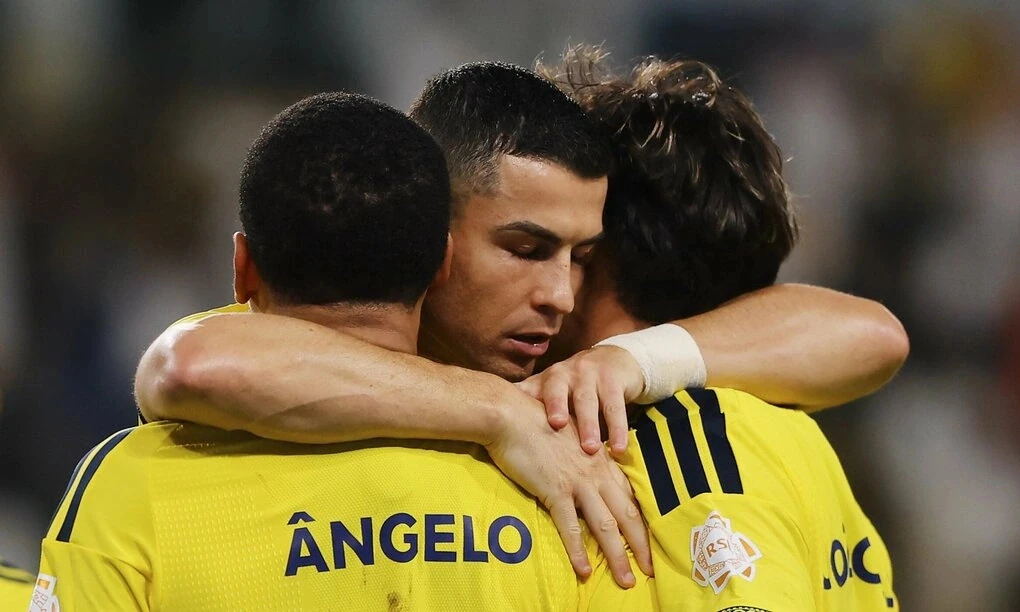 Cristiano Ronaldo cùng đồng đội Al Nassr trong ảnh trận gặp Neom.
