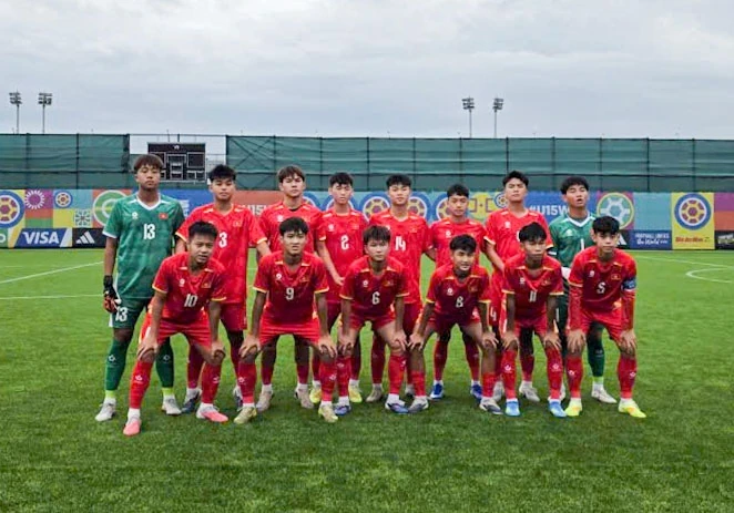 Các cầu thủ U15 Việt Nam chụp ảnh đội hình trên sân tại FIFA U15 World Cup & Festival 2026 ở Azerbaijan