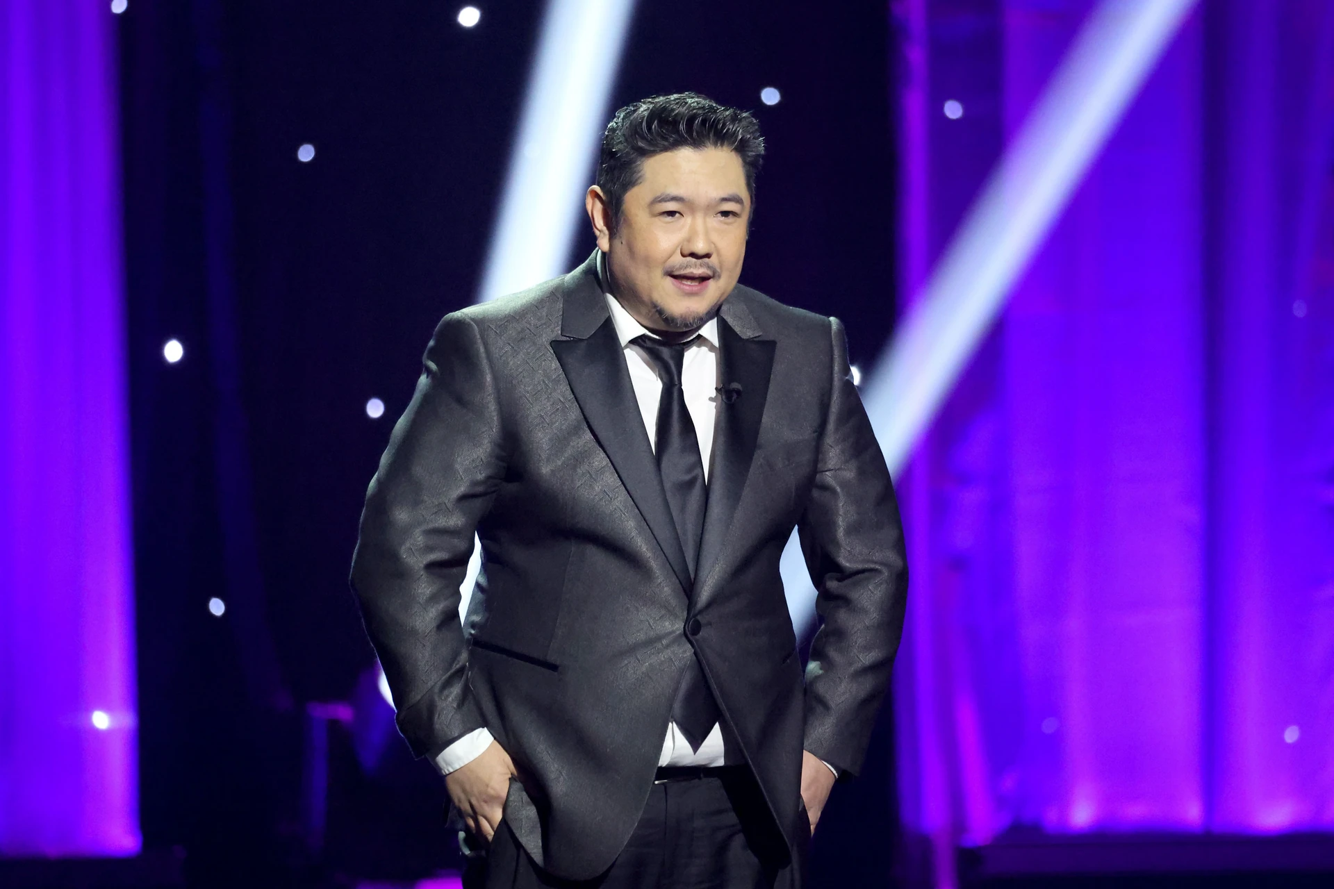 Ảnh tư liệu: Eric Bauza trên sân khấu lễ trao giải Children's and Family Emmy năm 2025