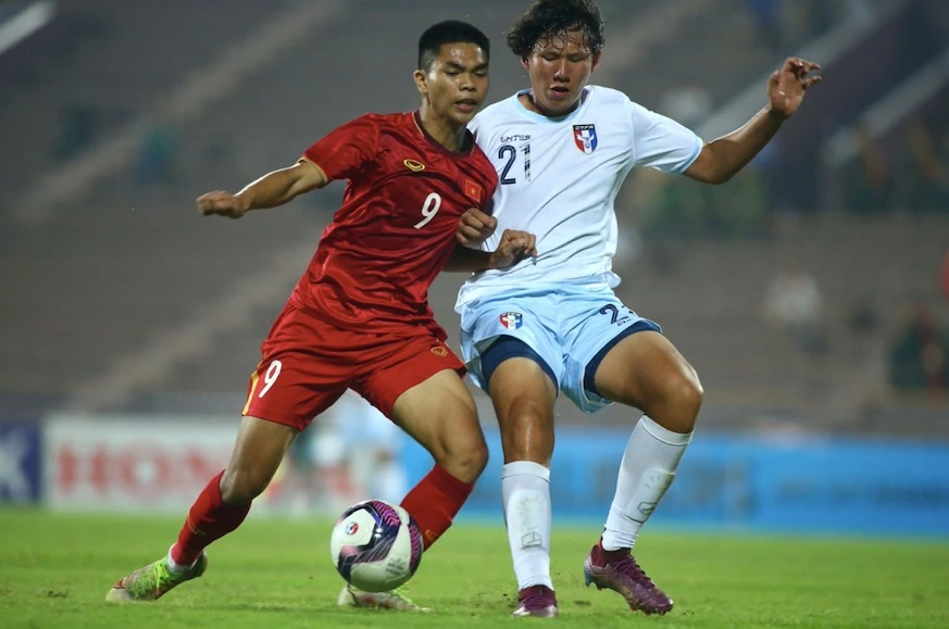 File photo: Lê Phát (No. 9) of Vietnam U23 challenges for the ball in a 2026 match.