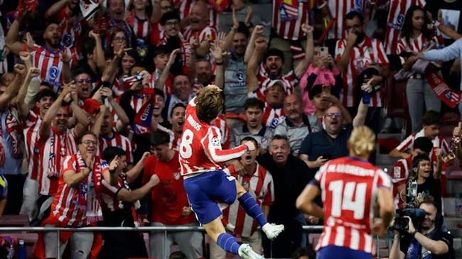 Pablo Barrios ăn mừng cho Atlético Madrid trong ảnh kèm bản tin trận gặp Manchester United.