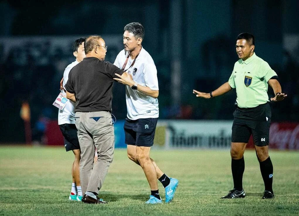Coach Park Hang-seo is held back after Kanchanaburi FC's draw with Muang Loei United on 17 October.