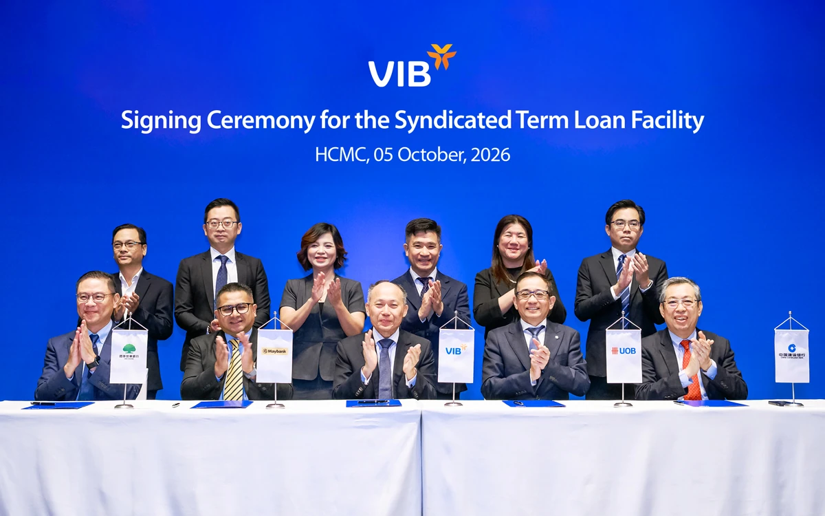 VIB and partner bank representatives at the signing of a USD 285 million international syndicated loan on 5 October.