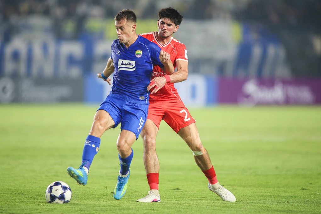 Kyle Colonna của Thể Công tranh chấp với Mariano Peralta của Persib tại Bandung ngày 14/10/2026.