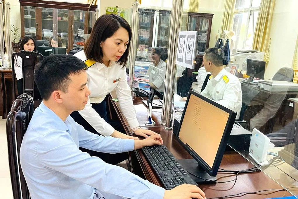Cán bộ thuế hướng dẫn người dân thực hiện thủ tục.