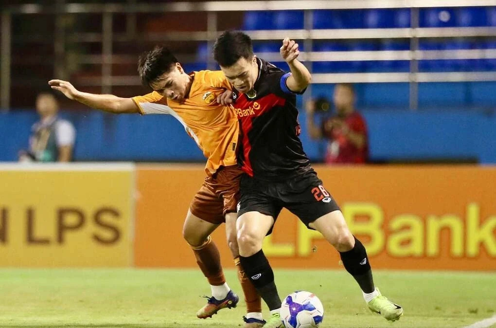 Hoang Duc, number 28, contests the ball during Ninh Binh's 4-3 win over HAGL on October 18, 2026.