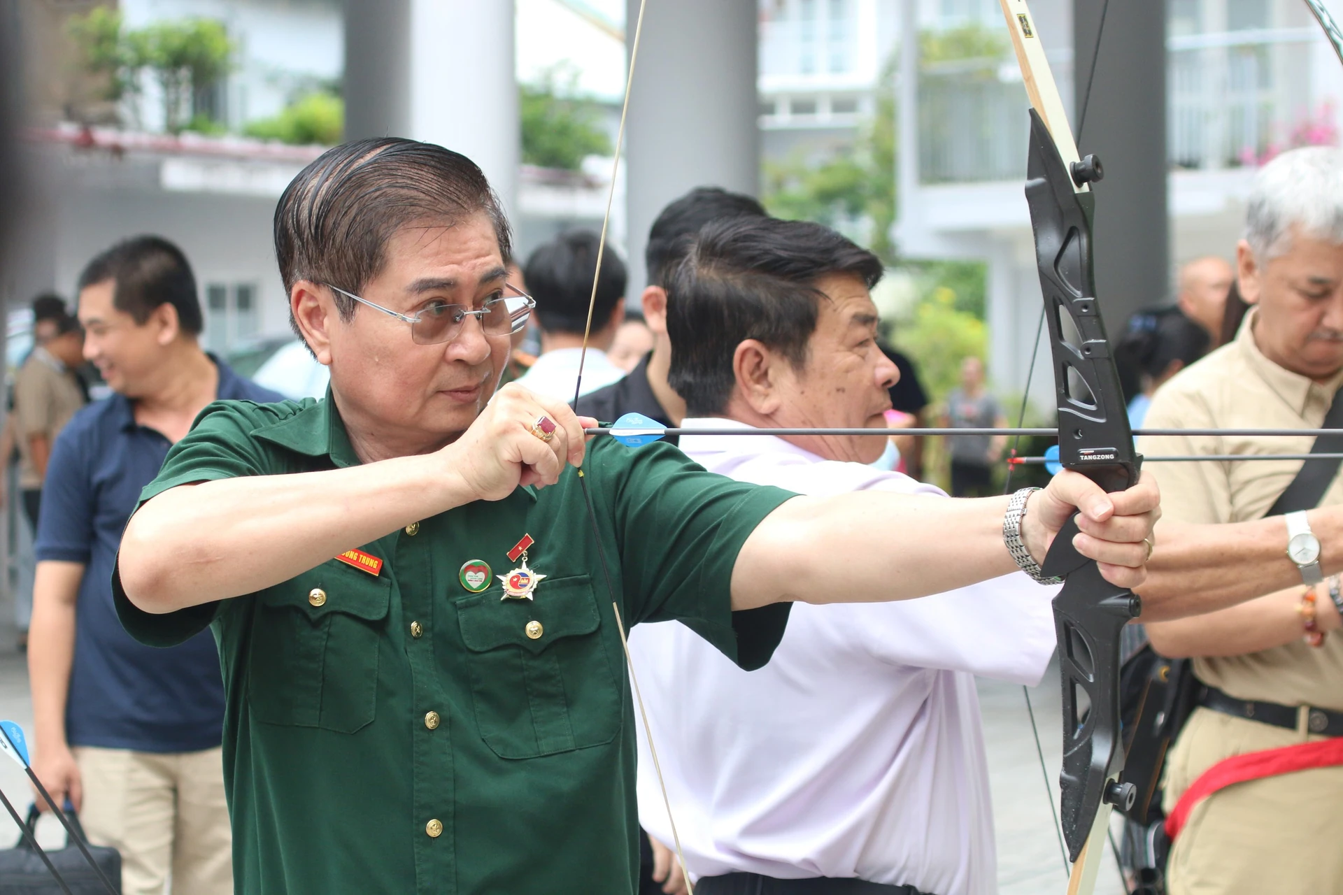 Veterans perform an archery ceremony at the launch of the Trái tim người lính Phương Nam club.