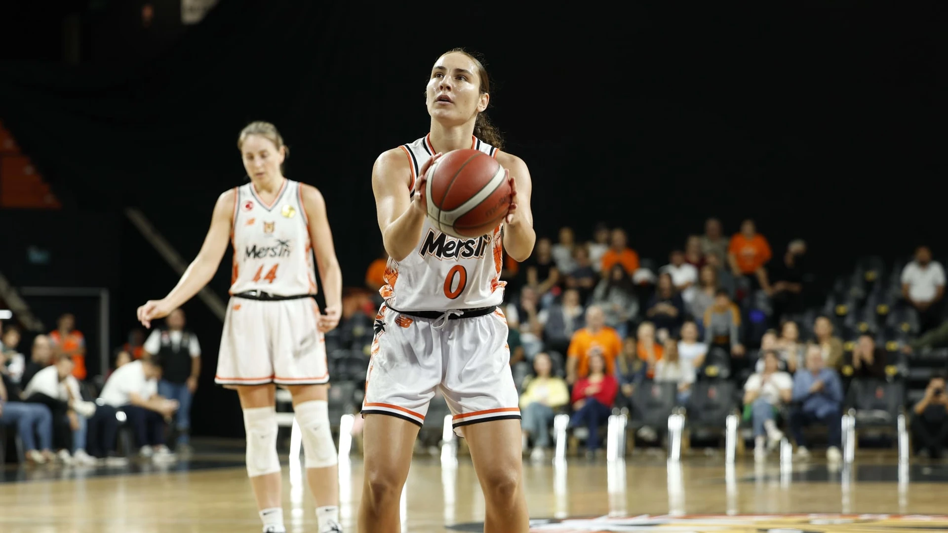 Một cầu thủ Mersin chuẩn bị ném phạt trong ảnh FIBA.