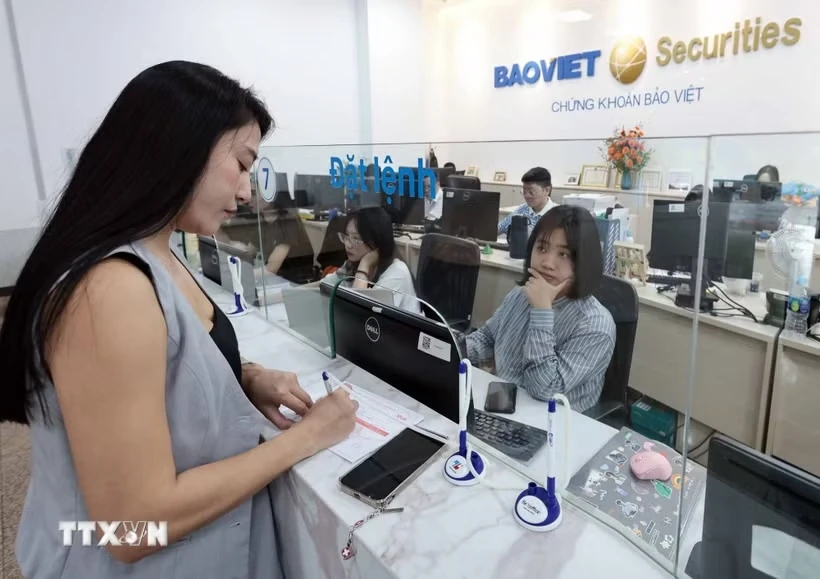 File photo of customers trading at the head office of Bao Viet Securities.