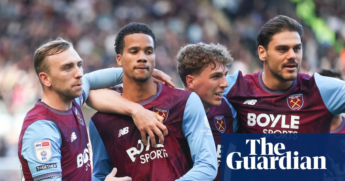 Các cầu thủ West Ham ăn mừng trước Swansea.