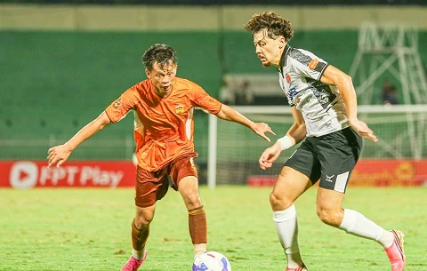 Đà Nẵng and HAGL play in V.League round three in an archive image.